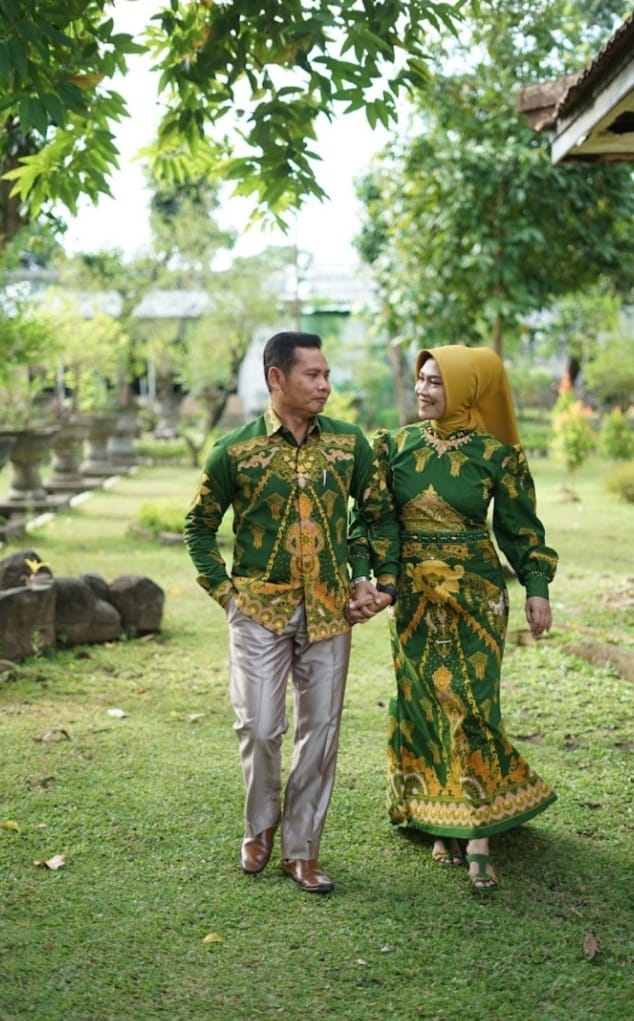 Nguri-nguri Kebudayaan Jawa agar Tidak Hilang Ditelan Zaman.Bapak Camat Sooko beserta Ibu dalam EVENT MAJAFEST DENGAN BATIK MAJAPAHIT BERTEMAKAN TRI BUANA TUNGGA DEWI.