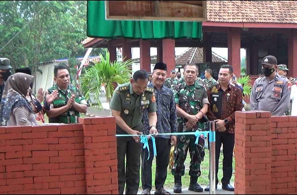 Peresmian pagar Mushola Tribuana dan Patung Tribuana Tungga Dewi oleh Mayjen TNI Purwo Sudaryanto (Aster Panglima TNI)
