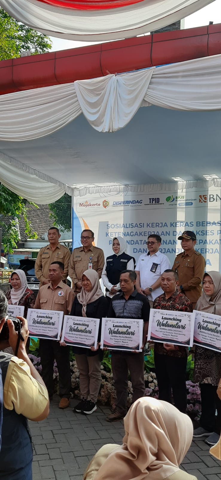 Launching Wulandari (Warung Pengendalian Inflasi dan Penggunaan Produk Dalam Negeri) oleh Ibu Bupati Mojokerto di Pasar Rakyat Kedungmaling